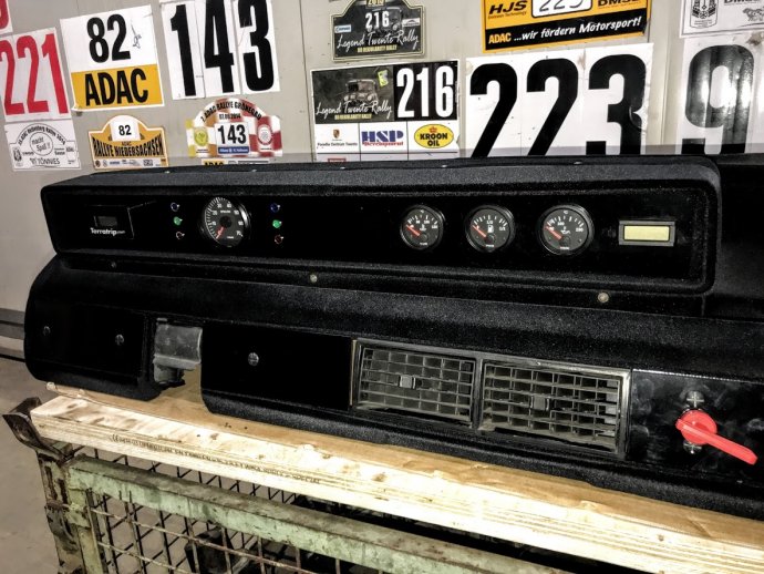 Rover SD1 dashbord/flocken gereed !